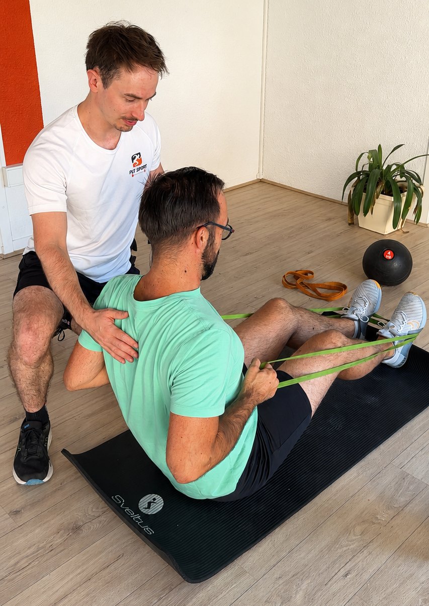 Jonathan, coach sportif PLT Sport, accompagne un client pendant une séance à domicile